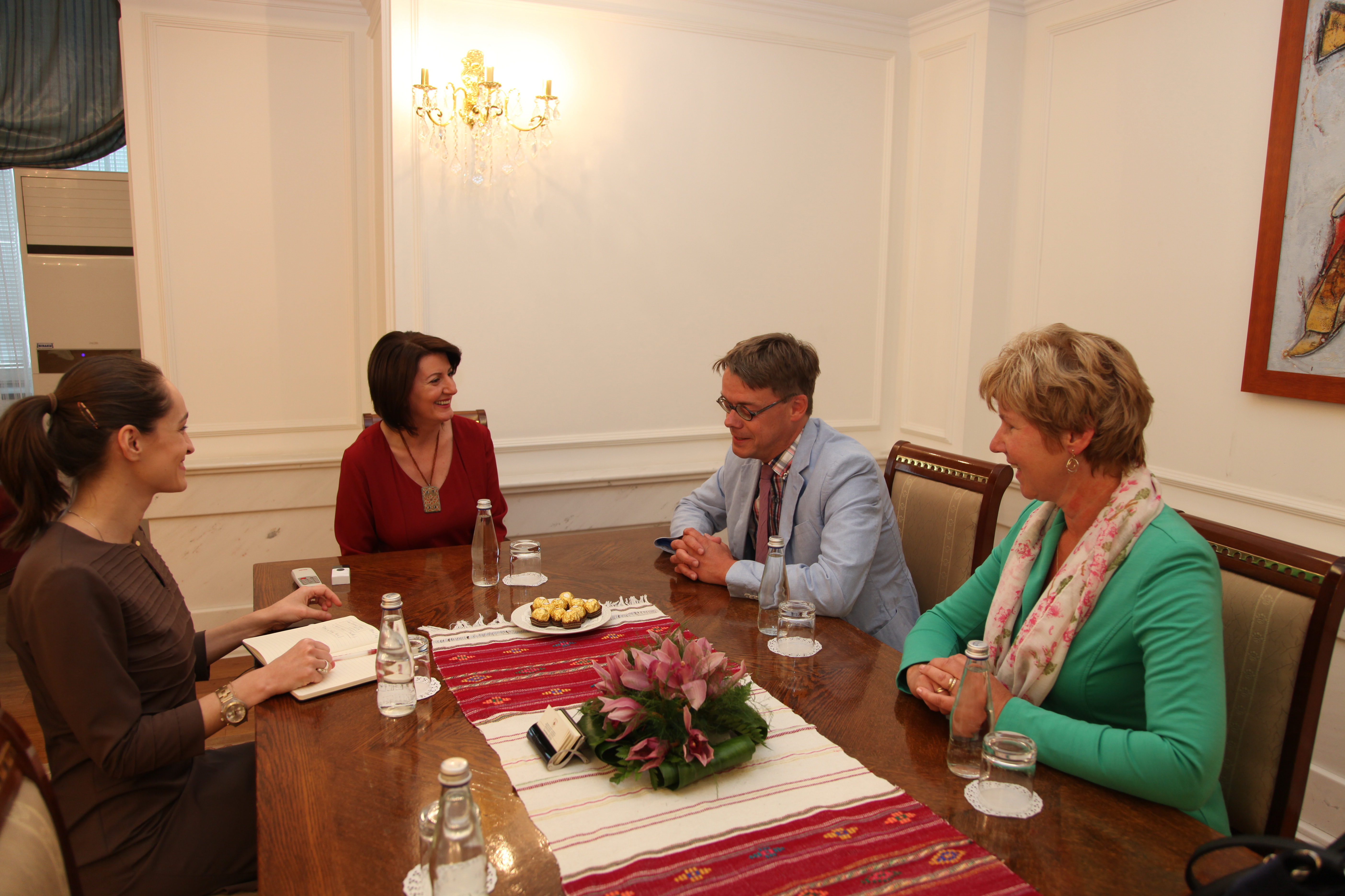 Foto van het bezoek aan de president met: Jeta Krasniqi, Atifete Jahgjaga, Paul Rispens en Carin Kooij.